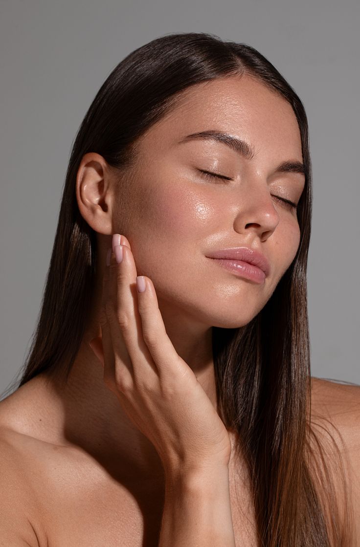 Rostro femenino con piel luminosa